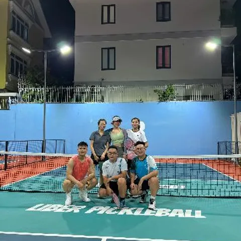 Hai Con Chim Pickleball