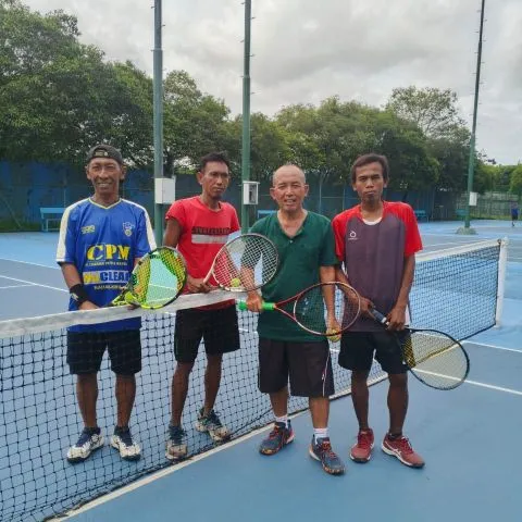 Hendi tenis cilegon